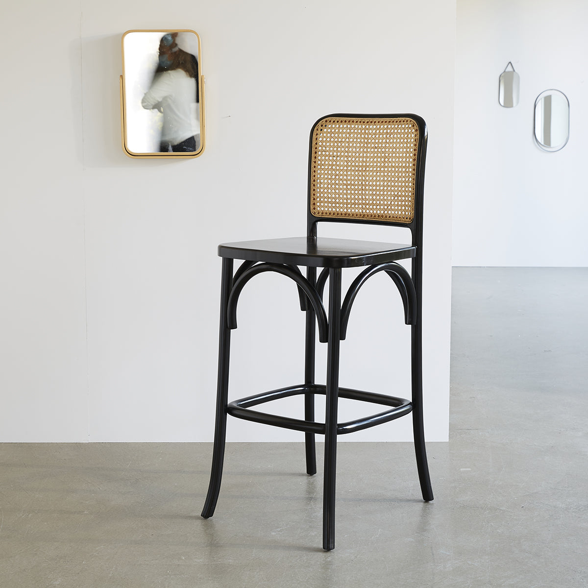 ARON - Taburete de caoba maciza y rejilla