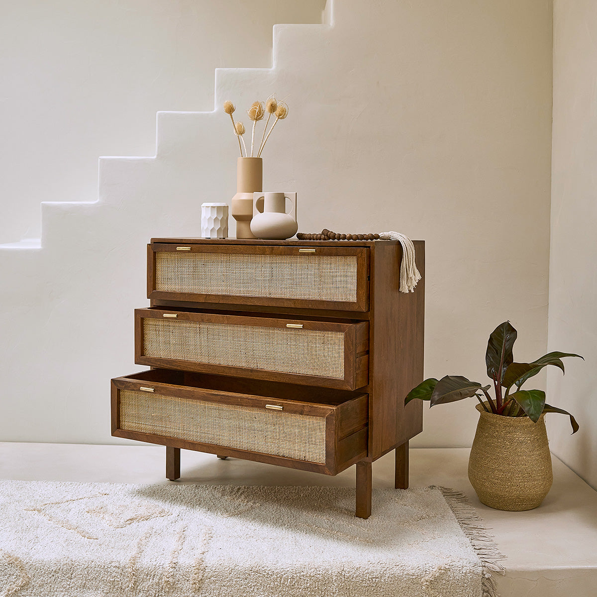 RAPHAEL - Cómoda de mango macizo acabado de nogal y rejilla de 90 cm