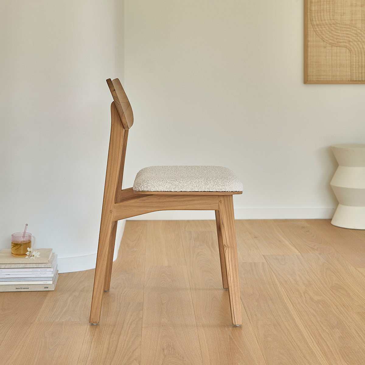 ADELE - Silla de teca maciza con asiento de buclé