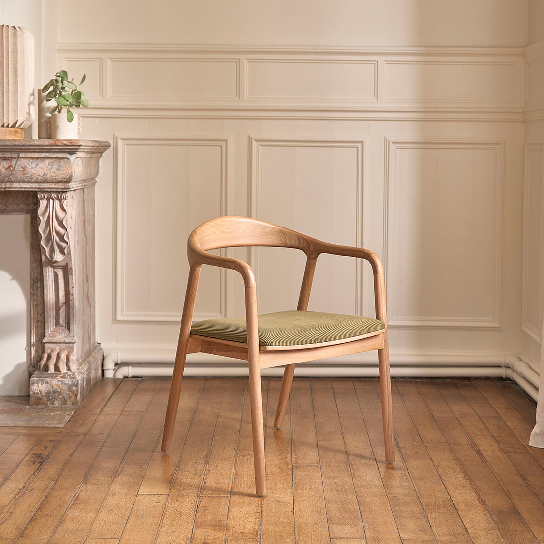 AMBRE - Silla de teca maciza con asiento de terciopelo acanalado caqui
