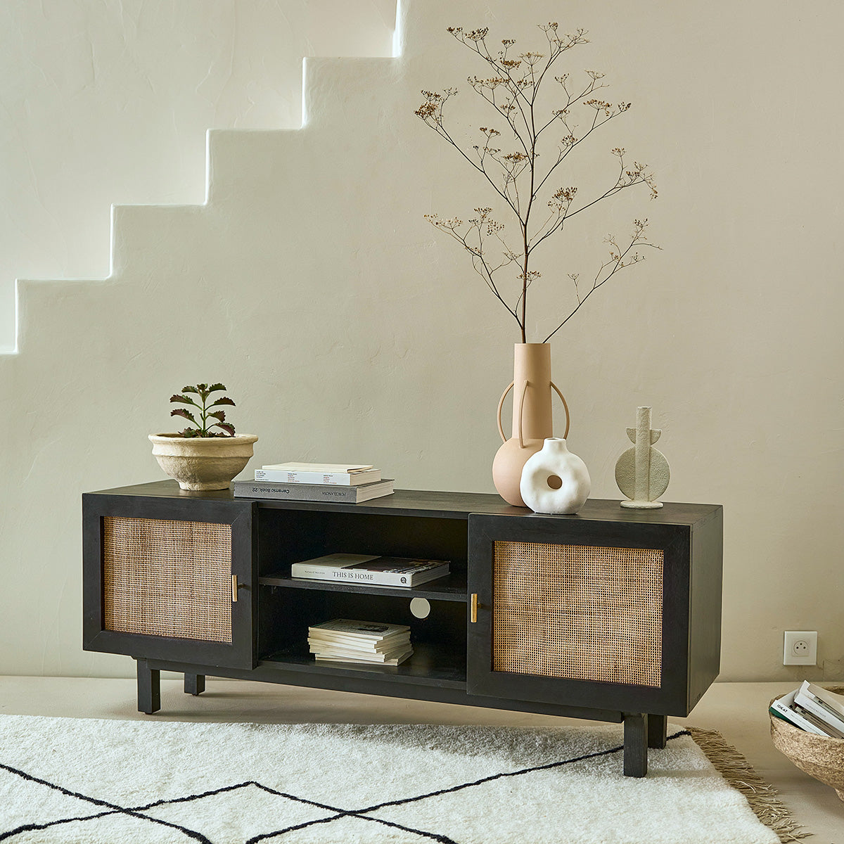 BLAISE - Mueble de TV de mango macizo negro y rejilla de 140 cm