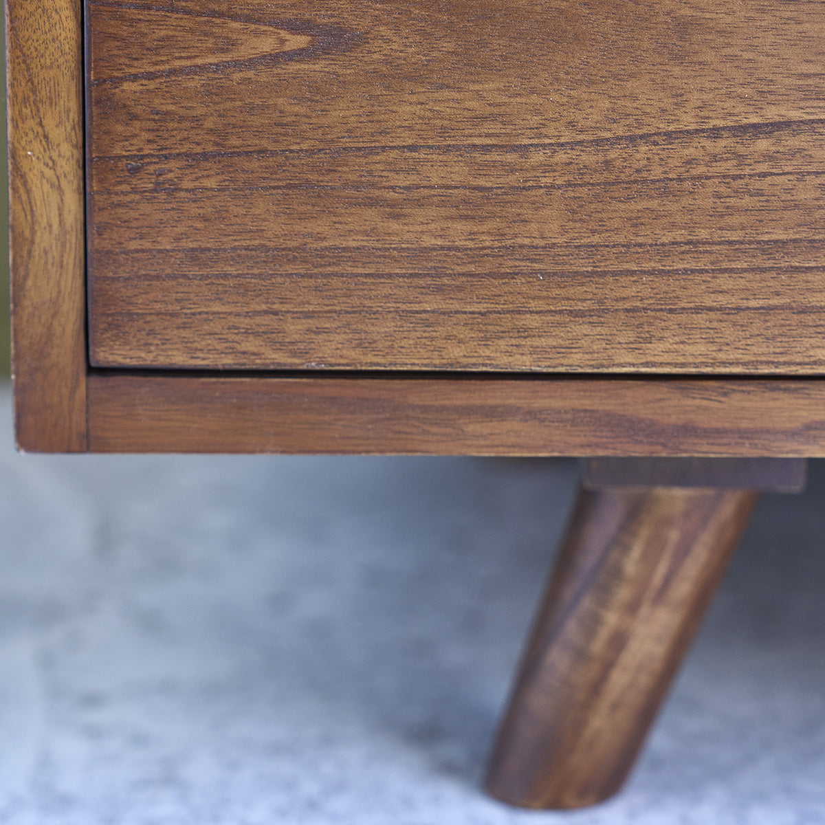 MILO - Mueble de TV de mindi macizo acabado nogal 140 cm