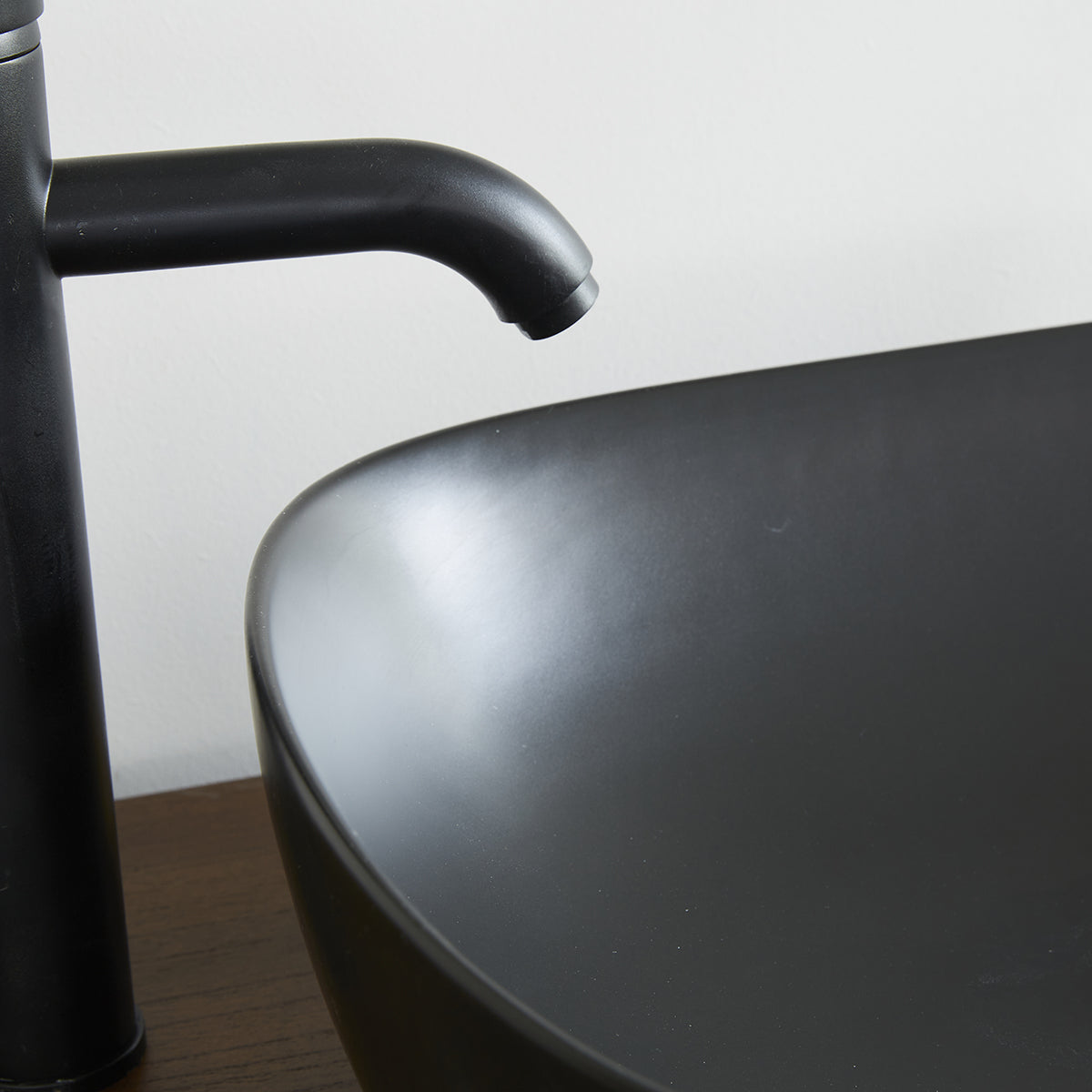 IRIS - Lavabo ovalado de cerámica negra 49,5 cm