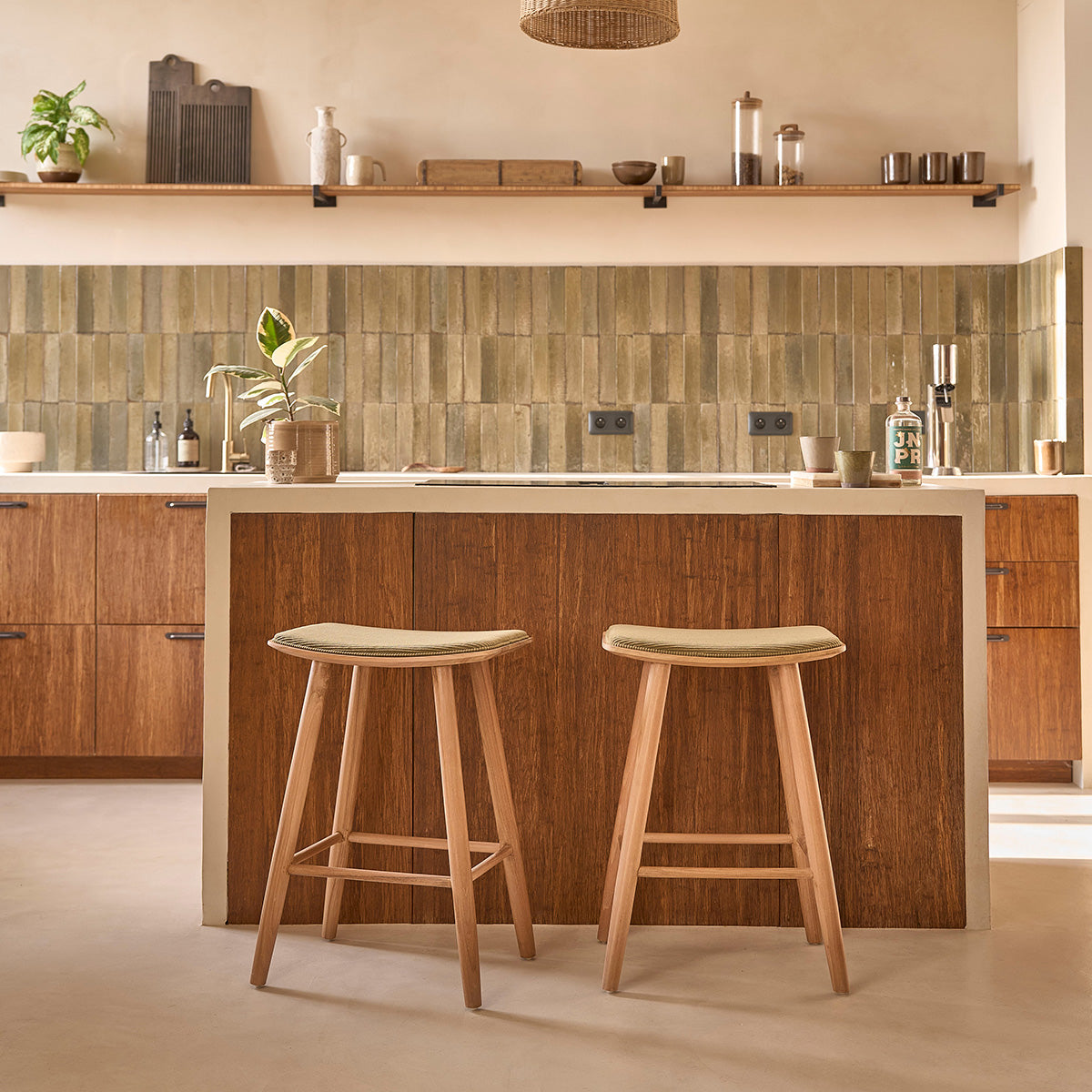 AMBRE - Lote de 2 taburetes de teca maciza con asiento de terciopelo 65 cm