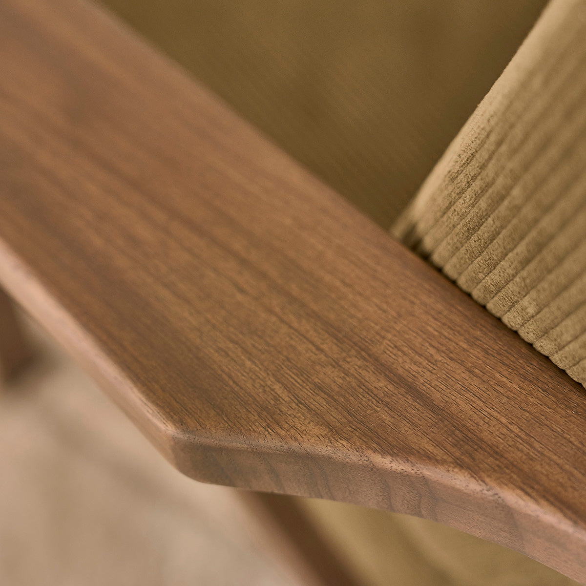 ACHILLE - Sillón de mindi macizo oscuro y terciopelo acanalado verde