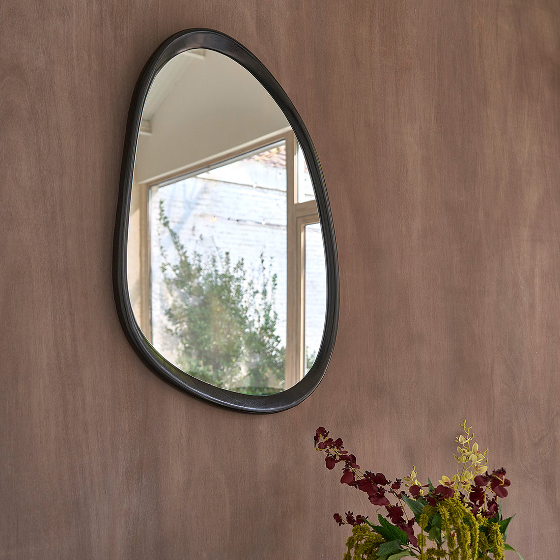 THELMA - Espejo orgánico de madera de mindi negro 90x60 cm