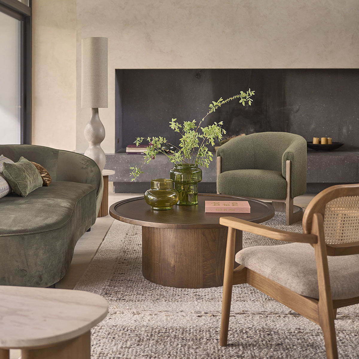 SOLÈNE - Mesa de centro redonda de mindi macizo acabado nogal Ø 100 cm