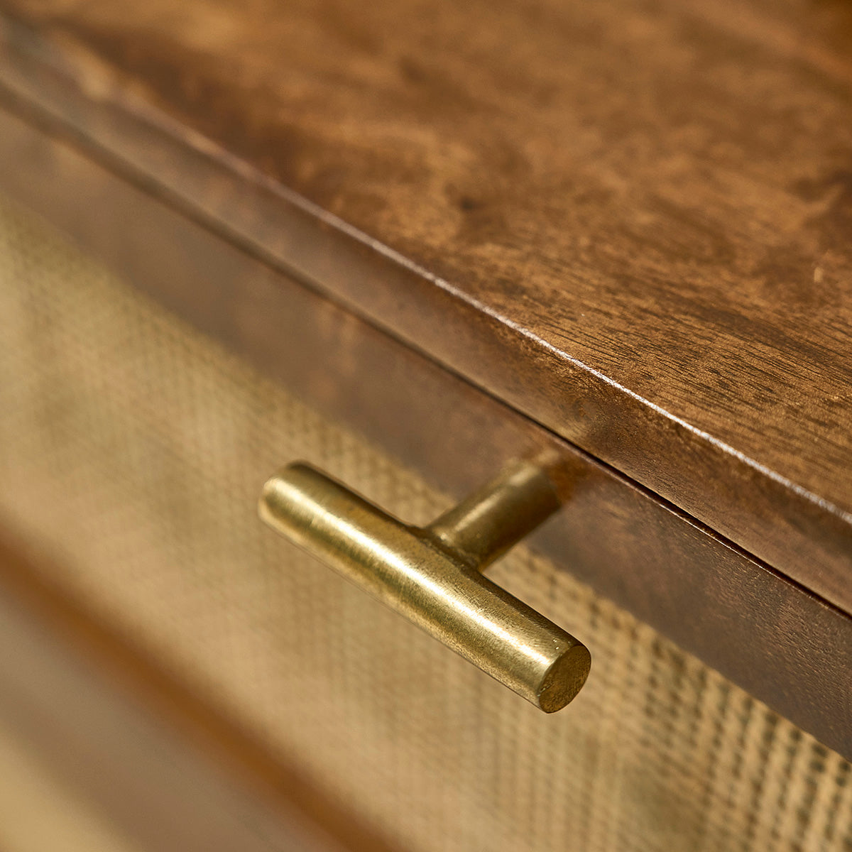 RAPHAEL - Cómoda de mango macizo acabado de nogal y rejilla de 90 cm