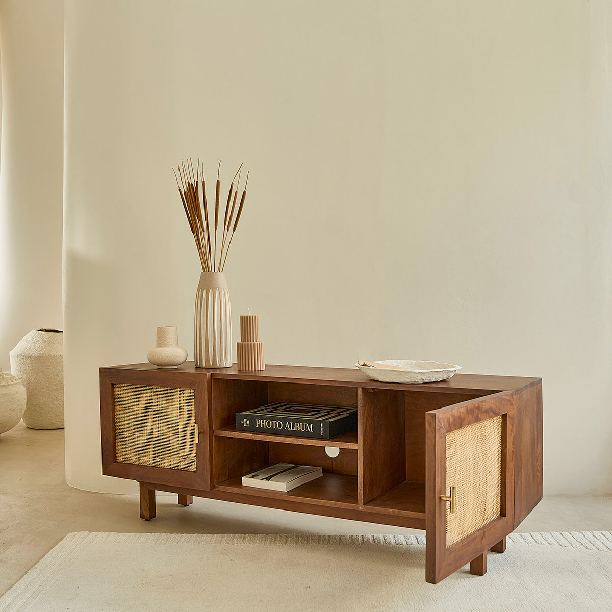 RAPHAEL - Mueble TV de mango macizo acabado nogal y rejilla de 140 cm