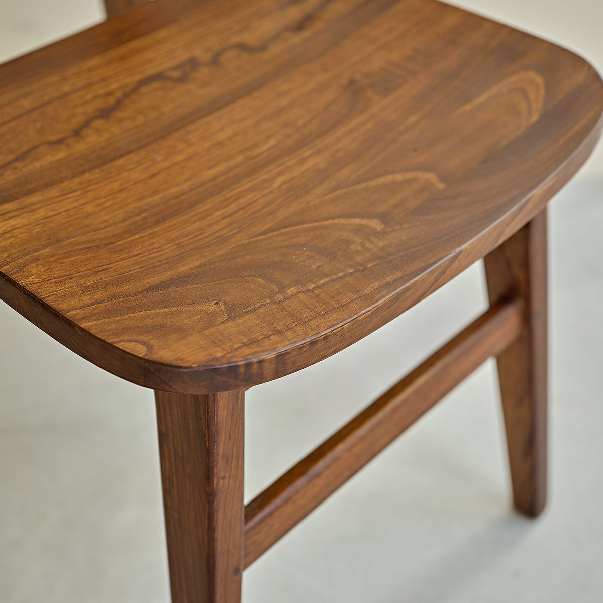 MILO - Lote de 2 sillas de mindi macizo acabado nogal